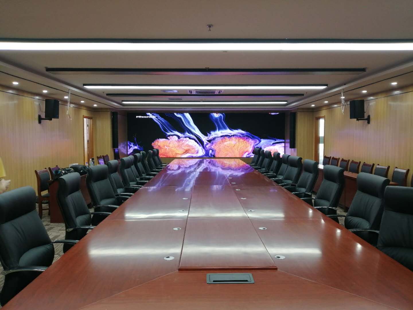 濰坊某事業(yè)單位音、視頻會(huì)議集成項(xiàng)目完工，會(huì)議辦公、音響系統(tǒng)、1.2小間距顯示系統(tǒng)完美融合